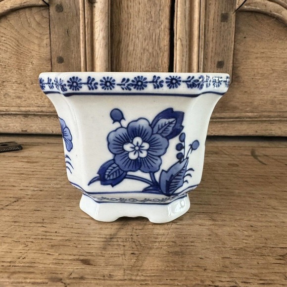 Bombay Company Candle White With Blue Flowers Bocal Carre Unburned Unscented - Picture 2 of 10